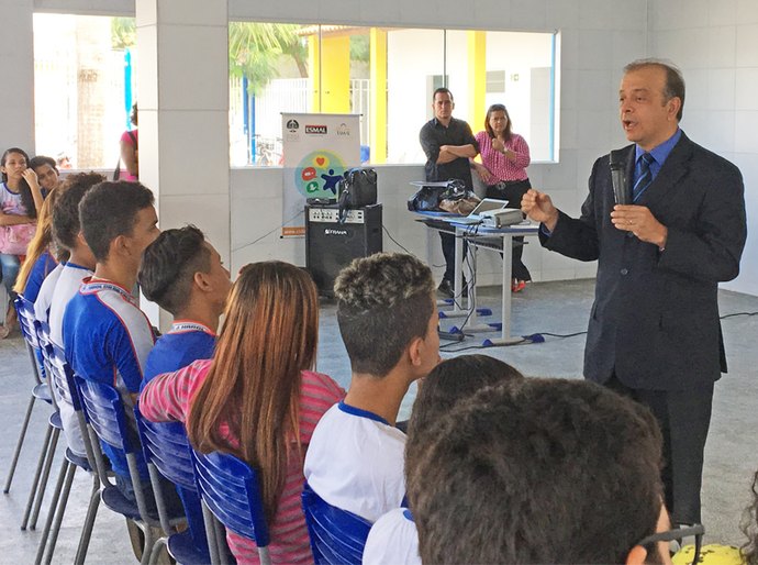 Esmal aborda direitos e deveres dos alunos em escola municipal