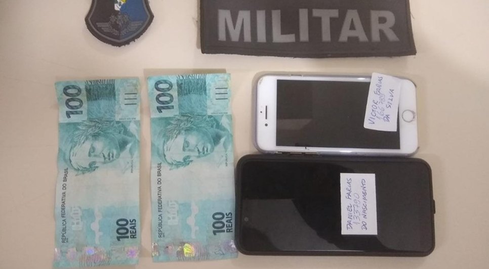 Além das cédulas falsas, policiais apreenderam dois celulares. / Foto: Foto: Polícia Militar de Sergipe
