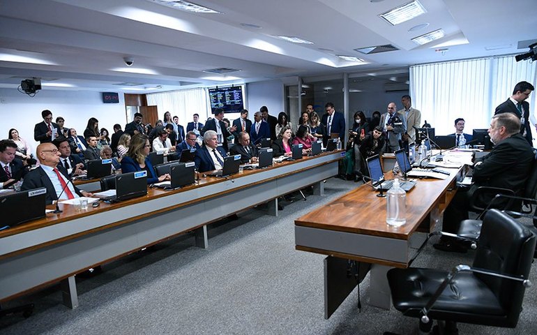 Comissão debate suspensão de implantação do novo ensino médio