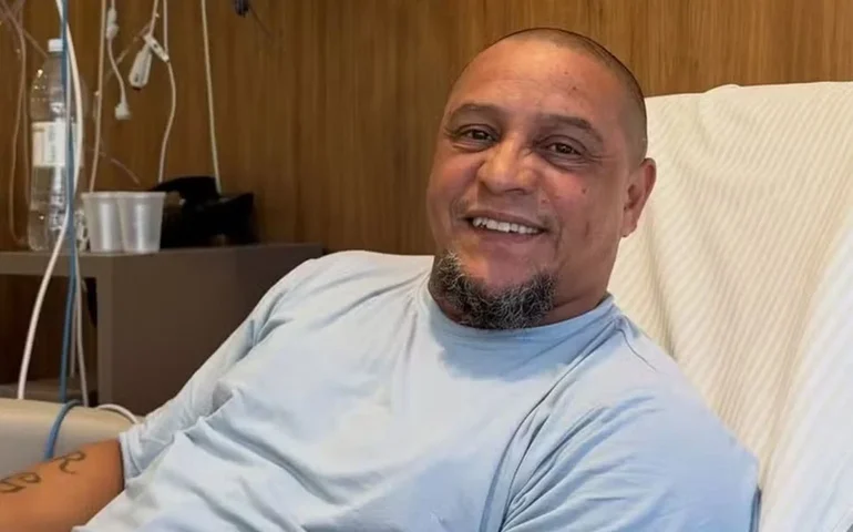 Roberto Carlos tranquiliza fãs após procedimento cardíaco e nega ataque