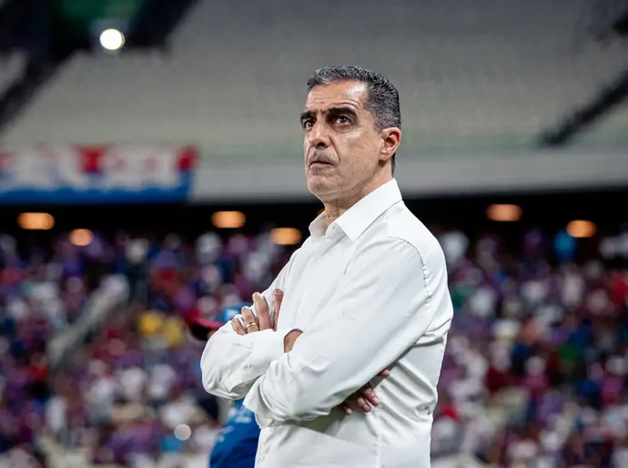 Fortaleza anuncia saída do técnico português Renato Paiva