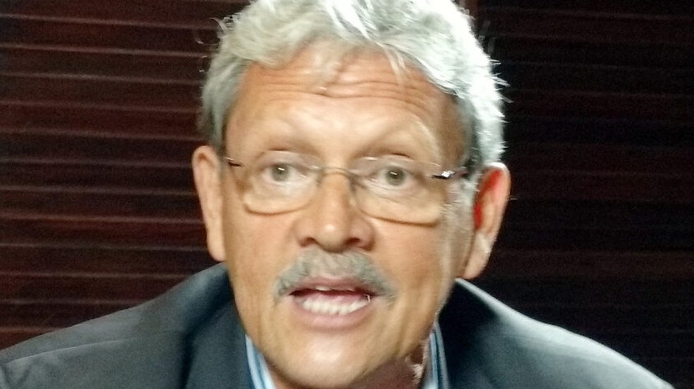 Presidente é acusado de fraudar documentos e fazer campanha política com bem público