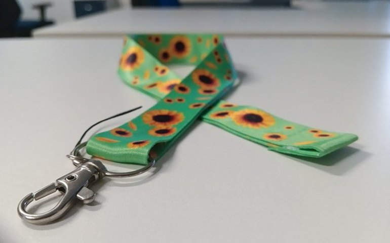 Governo veta distribuição de cordão de girassol para deficiência oculta pelo SUS