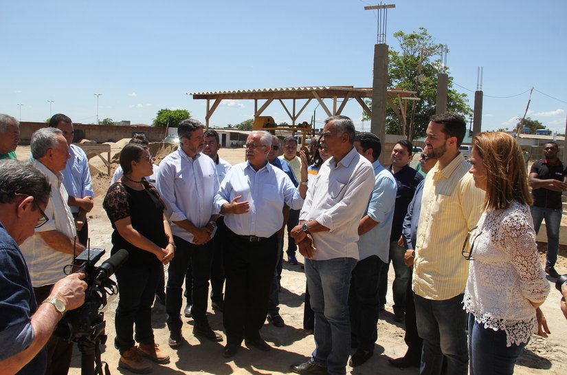 Prefeito Rogério Teófilo e convidados visitam obras da UPA de Arapiraca