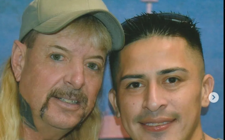 Joe Exotic, de 'Máfia dos Tigres', se casa com companheiro de cela na prisão