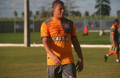 Com problemas para escalar o CRB, Mazola Júnior realiza treino fechado