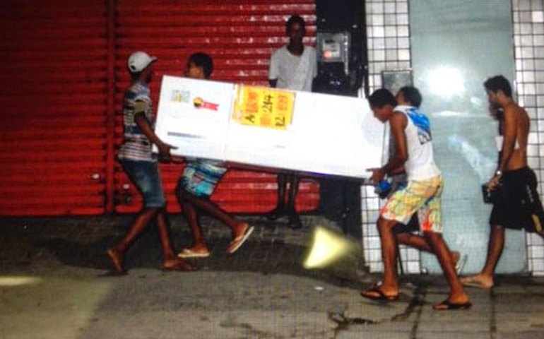 Com PM em greve, comércio do Recife sofre com onda de saques