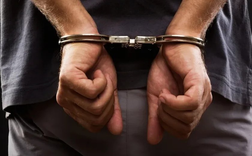 Acusado de esfaquear ex-companheira é preso ao procurar saber da vítima em delegacia