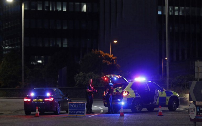 Polícia britânica encontra restos humanos dentro de malas em ponte na Inglaterra