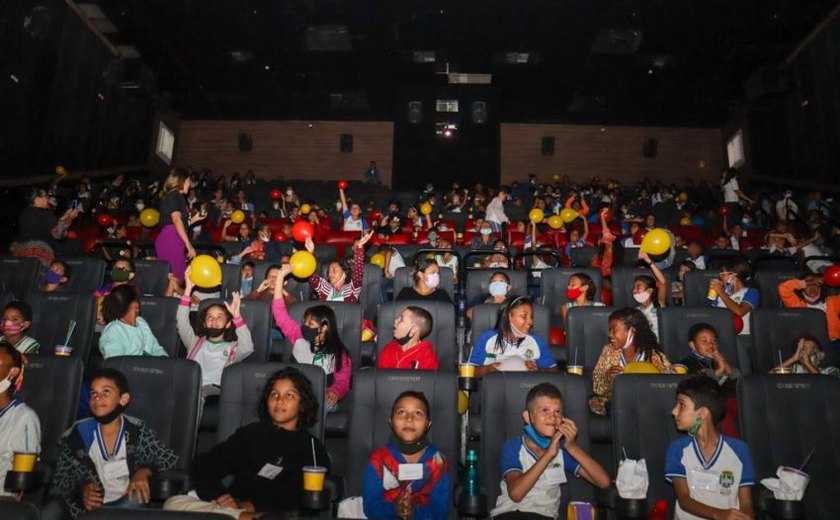 Na semana do combate ao trabalho infantil, Educação e MPT-AL levam alunos da rede municipal de ensino ao cinema