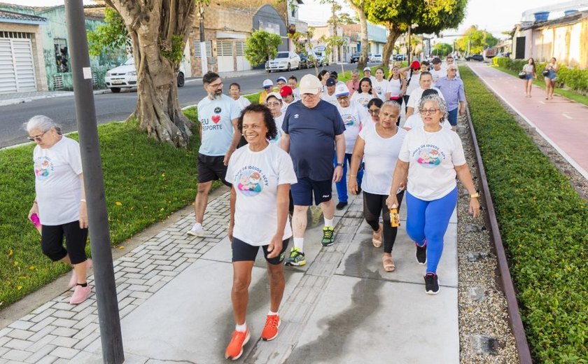 Motivação e exemplo, grupo de idosos realiza caminhada na Ciclovia do Trabalhador