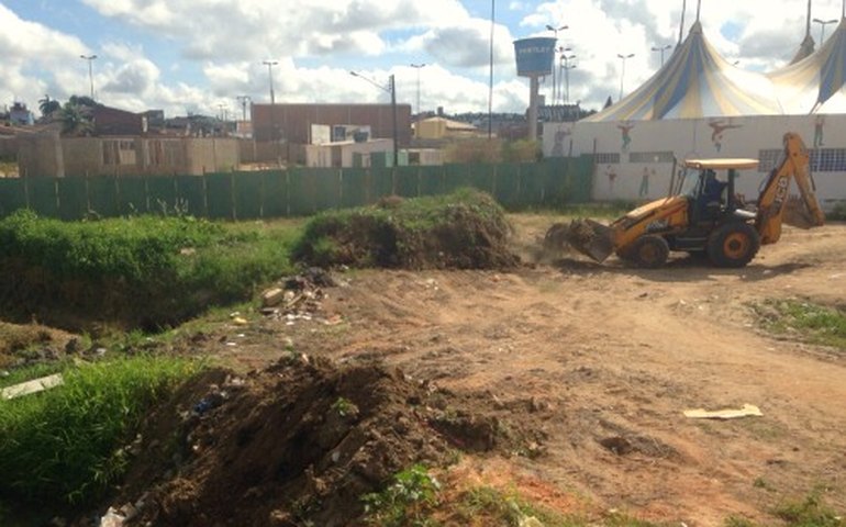 Município de Arapiraca continua limpeza de canais no Bosque das Arapiracas