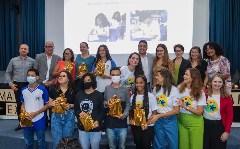 Estudantes da rede municipal recebem premiação no Concurso de Redação