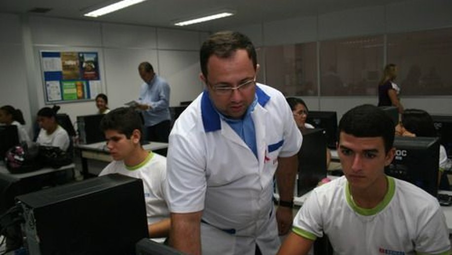 Alunos de escolas públicas de Arapiraca se preparam para o mercado de trabalho