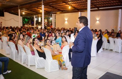 Em Simpósio da Educação prefeito Júlio Cezar é aplaudido de pé pelos avanços na área