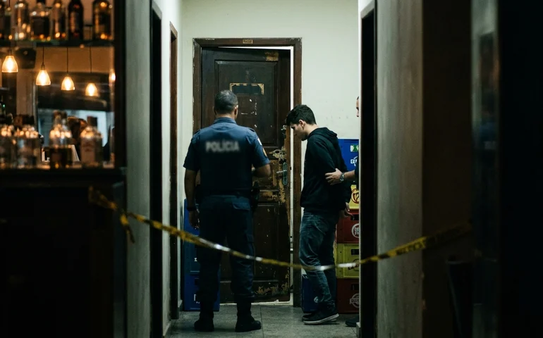 Universitário suspeito de estupro em Botafogo teria trancado adolescente em banheiro de bar e a enforcado para cometer o crime