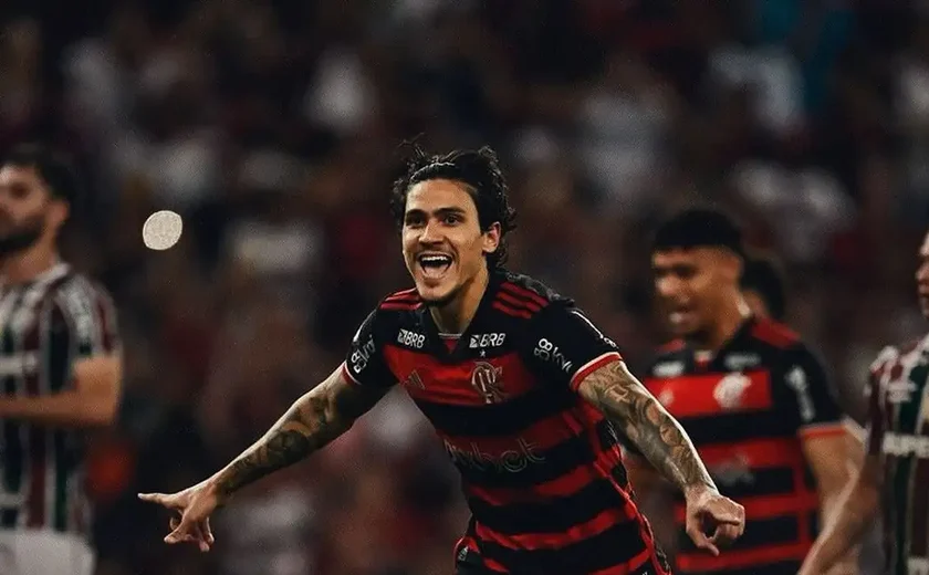 Flamengo bate Flu com gol de pênalti e segue líder do Brasileirão