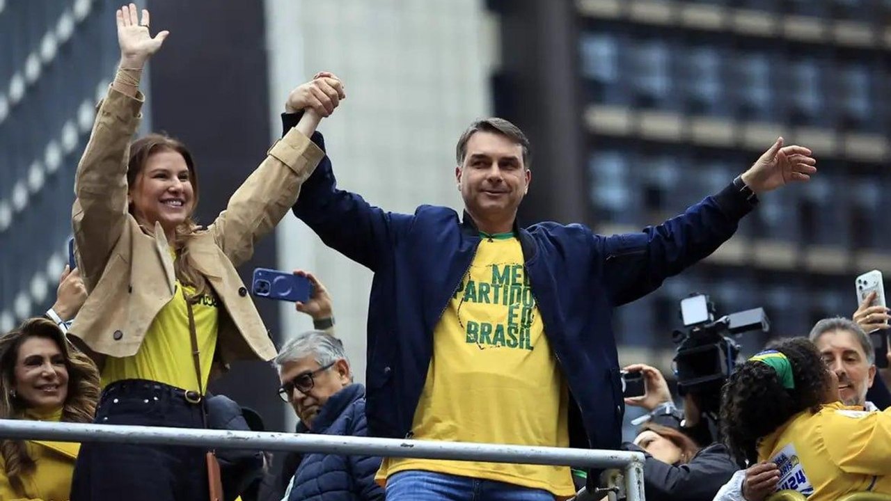 Flávio Bolsonaro diz que Lula 'é o pai do Tigrinho' e promete 'saúde padrão Einstein'