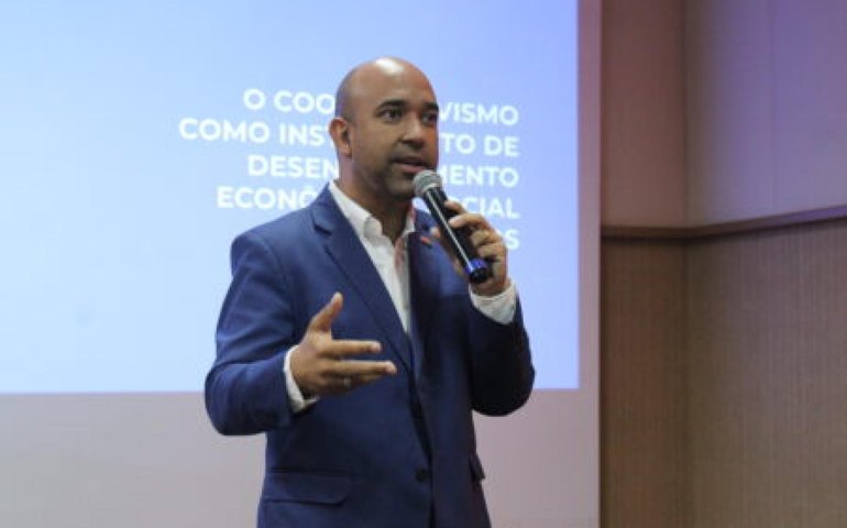 Secretaria de Desevolvimento lança cartilha sobre cooperativismo e economia solidária durante congresso de municípios