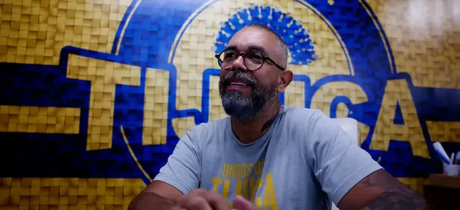 Rio de Janeiro (RJ), 14/01/2026 - Edson Pereira, carnavalesco da Unidos da Tijuca, fala sobre o enredo do desfile de 2026 da escola que vai homenagear a escritora Carolina Maria de Jesus, no barracão da escola, na Cidade do Samba. Foto: Tânia Rêgo/Agência Brasil