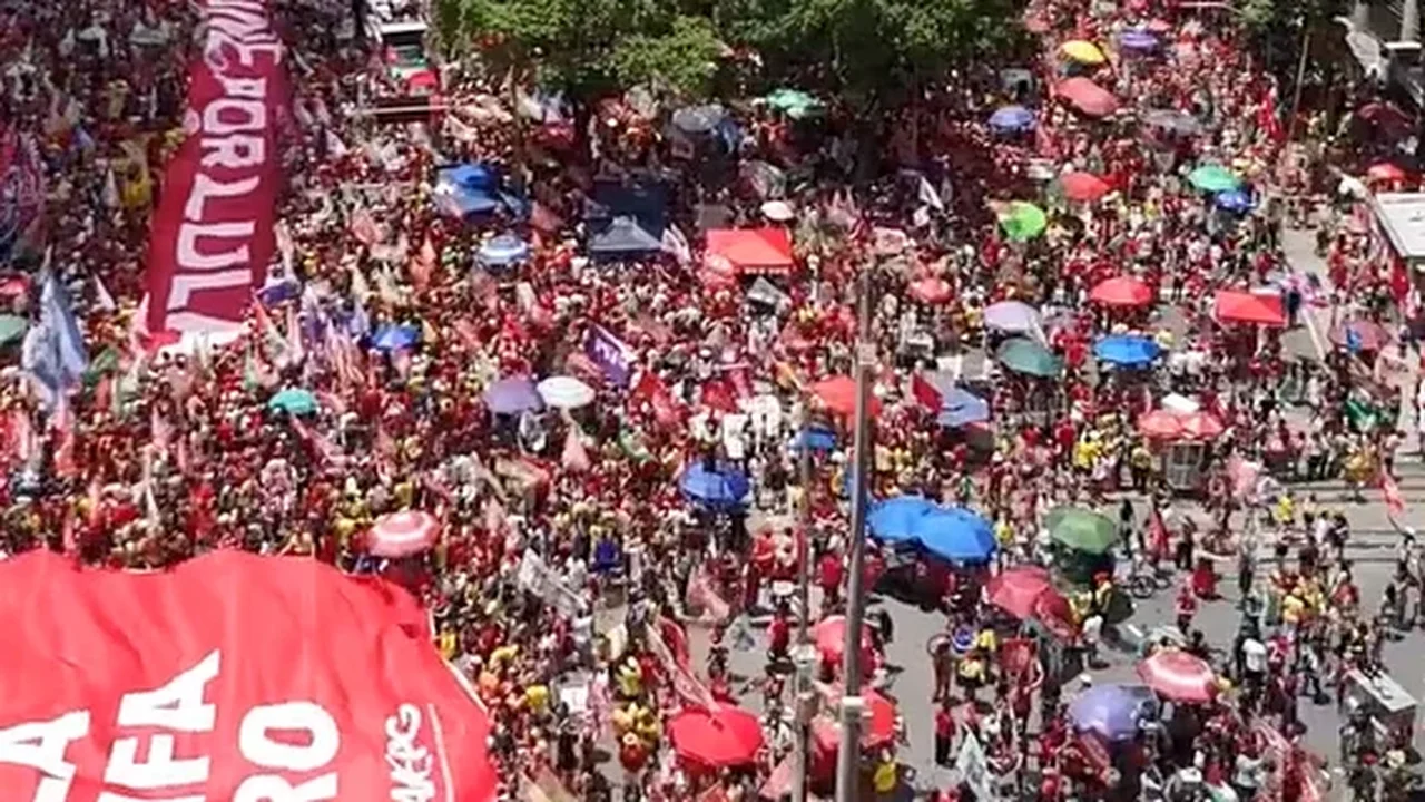 Aos gritos de “Bora Lula”, multidão ocupa o Centro do Rio; veja vídeo