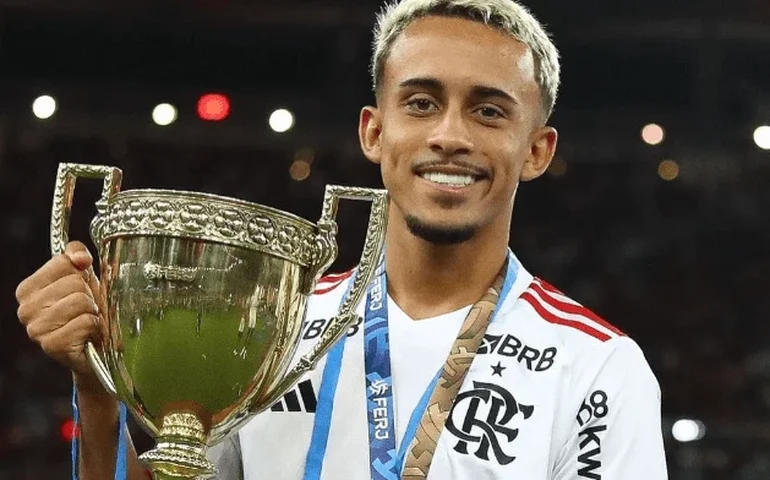 Jogador do Flamengo recupera medalha de campeão carioca após assalto com fuzil no Maracanã