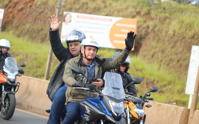 Sem máscara, Bolsonaro promove &#8216;motociata&#8217; em Chapecó com prefeito na garupa