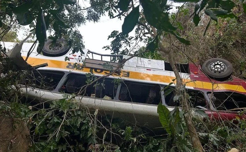 Capotamento de ônibus na Serra da Barriga deixa cerca de 40 feridos