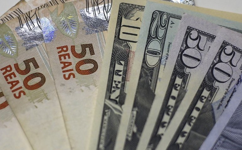 Dólar recua em linha com exterior em dia de apetite por ativos de risco