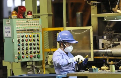 Produção industrial recua 0,4% em setembro, mostra IBGE