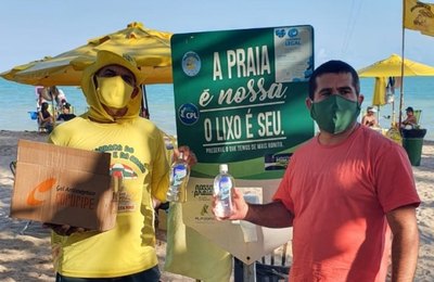  Ambulantes da orla de Maceió recebem 250 litros de álcool