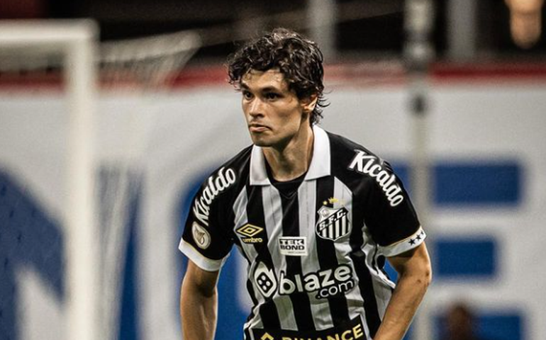 Sem atuar na temporada, lateral Dodô rescinde com o Santos