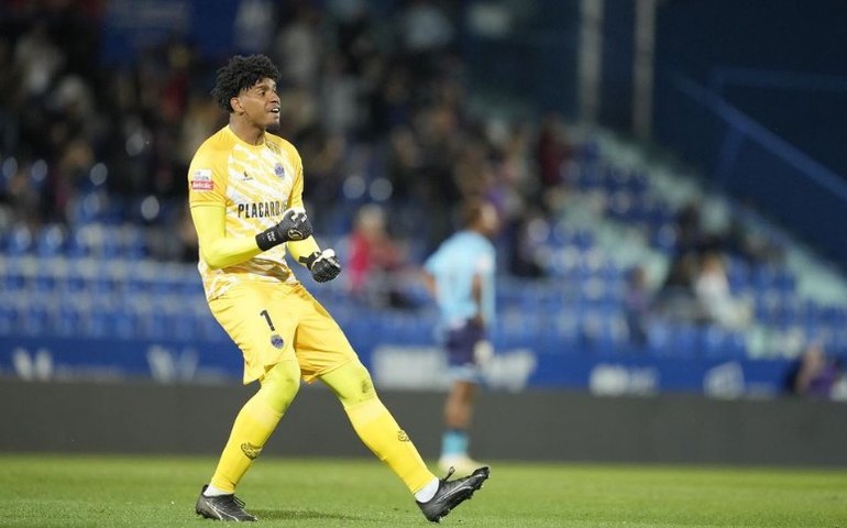Corinthians tem negociações avançadas com o goleiro Hugo Souza, do Flamengo