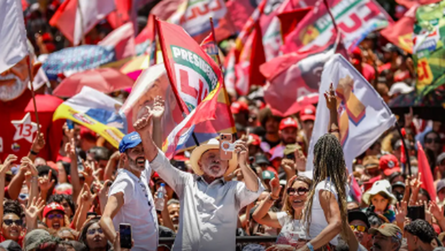 Brasil não será governado por sócios do Banco Master, diz Lula em ato