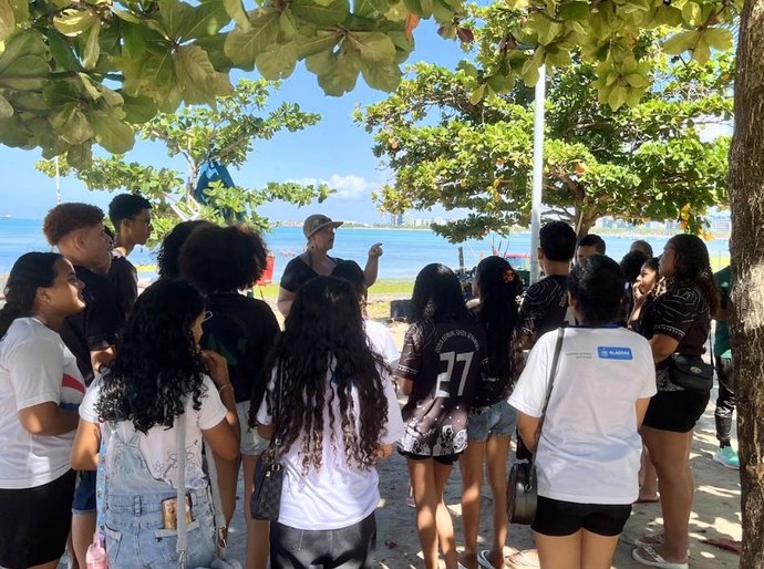 Caminhada ecológica proporciona lazer e aprendizado a jovens de escola estadual