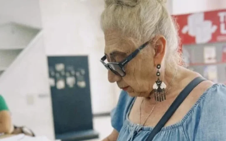 Suham Torres, mulher trans de 75 anos, ministra palestra sobre resistência e arte durante a ditadura em Maceió