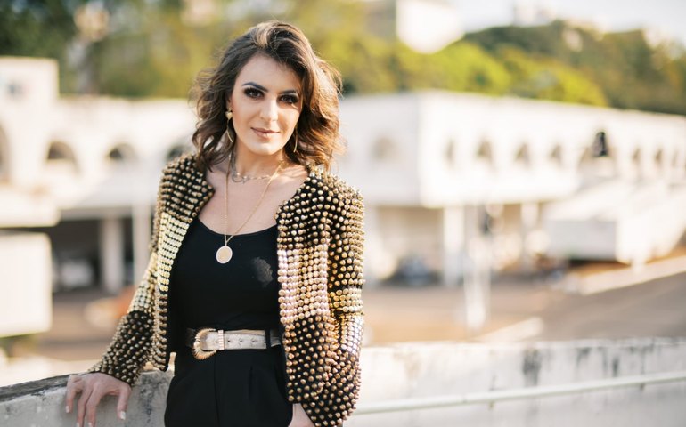 ‘Linda Por Dentro e Por Fora’: conheça o primeiro livro lançado pela personal stylist Karol Stahr