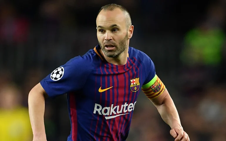 Campeão do mundo com a Espanha em 2010, Iniesta critica Rubiales: 'Manchando a imagem de nosso país'