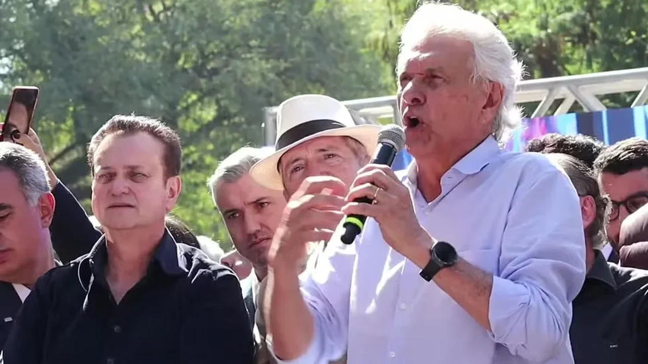 Caiado chama Flávio Bolsonaro de “frango de granja” e diz ser “galo de terreiro”.