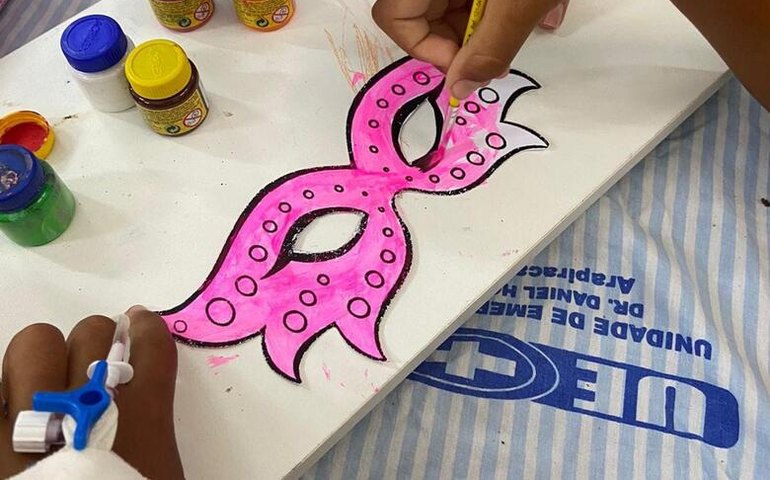 Brinquedoteca do Hospital de Emergência do Agreste realiza oficina de máscaras com crianças