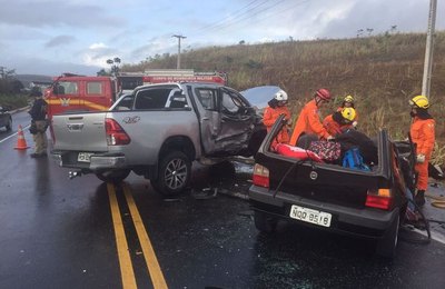 Colisão deixa três mortos e dois feridos na BR-104