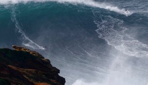 Onda surfada por Willyam Santana em Nazaré, Portugal / Foto: Naomi Adbib