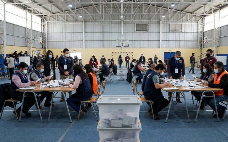 Urnas são fechadas e começa a apuração dos votos no segundo turno presidencial chileno