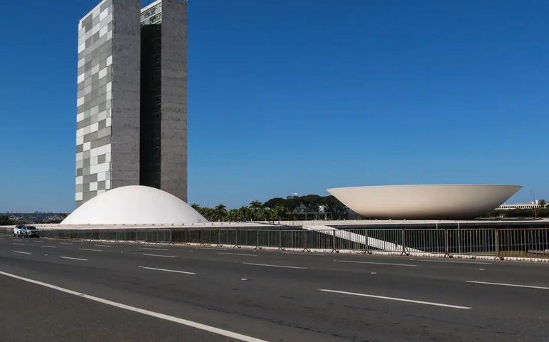 Alcolumbre critica ação arbitrária de bolsonaristas, e Motta responde a pressão por anistia