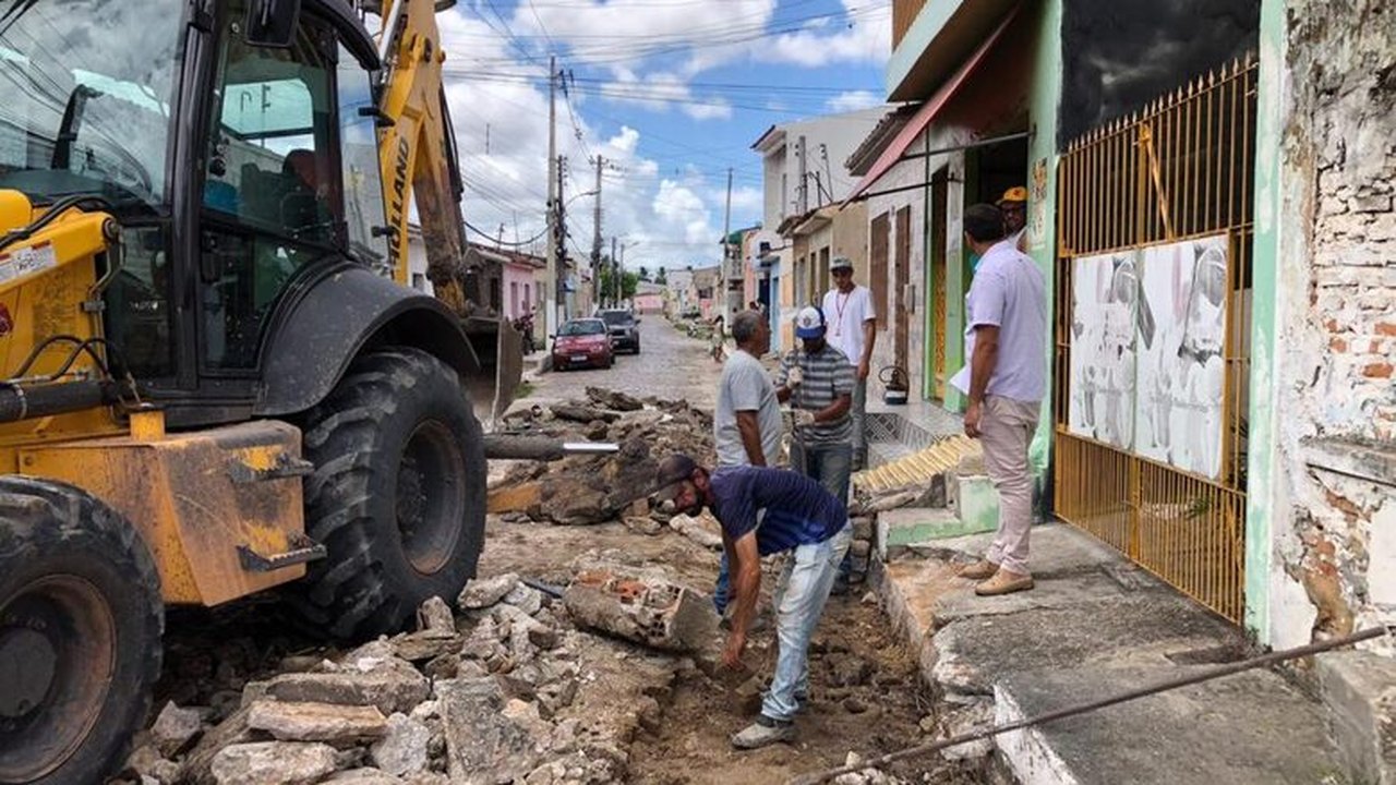Prefeitura de Penedo trabalha para evitar alagamentos na Rua Campos Teixeira