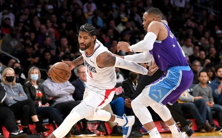 Clippers derrubam Lakers em 1º clássico da temporada da NBA; Bucks vencem