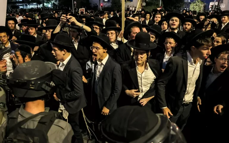 Judeus ultraortodoxos contrários ao serviço militar invadem base em Israel; vídeo mostra o momento