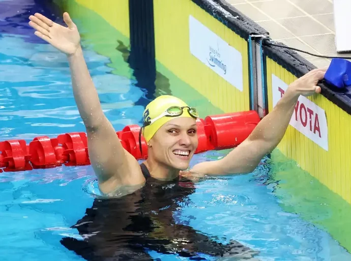 Carol Santiago é tricampeã mundial dos 100m costas em Singapura