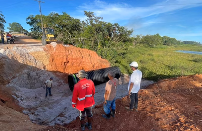 Investimento da Prefeitura de Penedo amplia escoamento de águas na estrada da Ponta Mofina