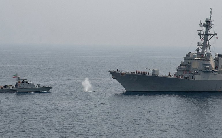 Irã diz ter feito disparos de advertência contra navios americanos no Mar de Omã; EUA negam